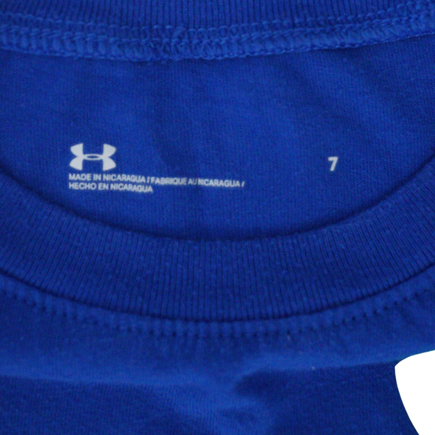 Camiseta infantil Under Armour con letras azules y verdes - Niño 7