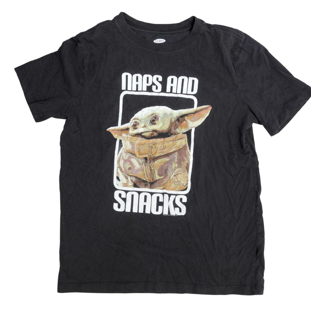 Camiseta negra de Old Navy con el logo de Baby Yoda para niños, talla grande