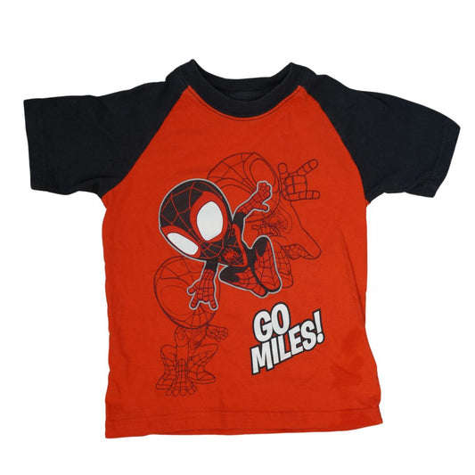 Camiseta para niños pequeños que brilla en la oscuridad de Marvel Spidey y sus increíbles amigos Miles Morales, color rojo y negro, 4 unidades