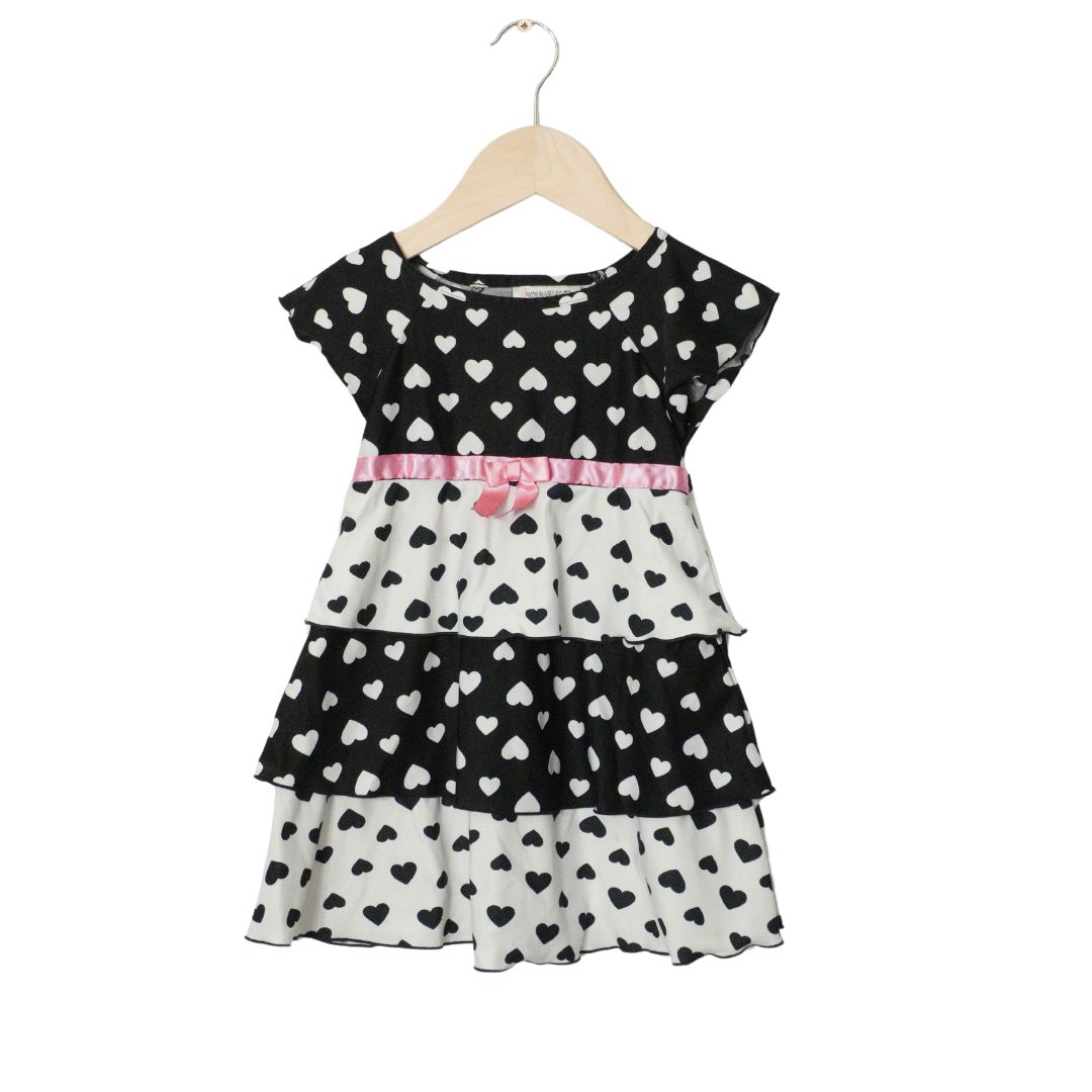 Vestido con estampado de corazones Youngland en blanco y negro, 3T