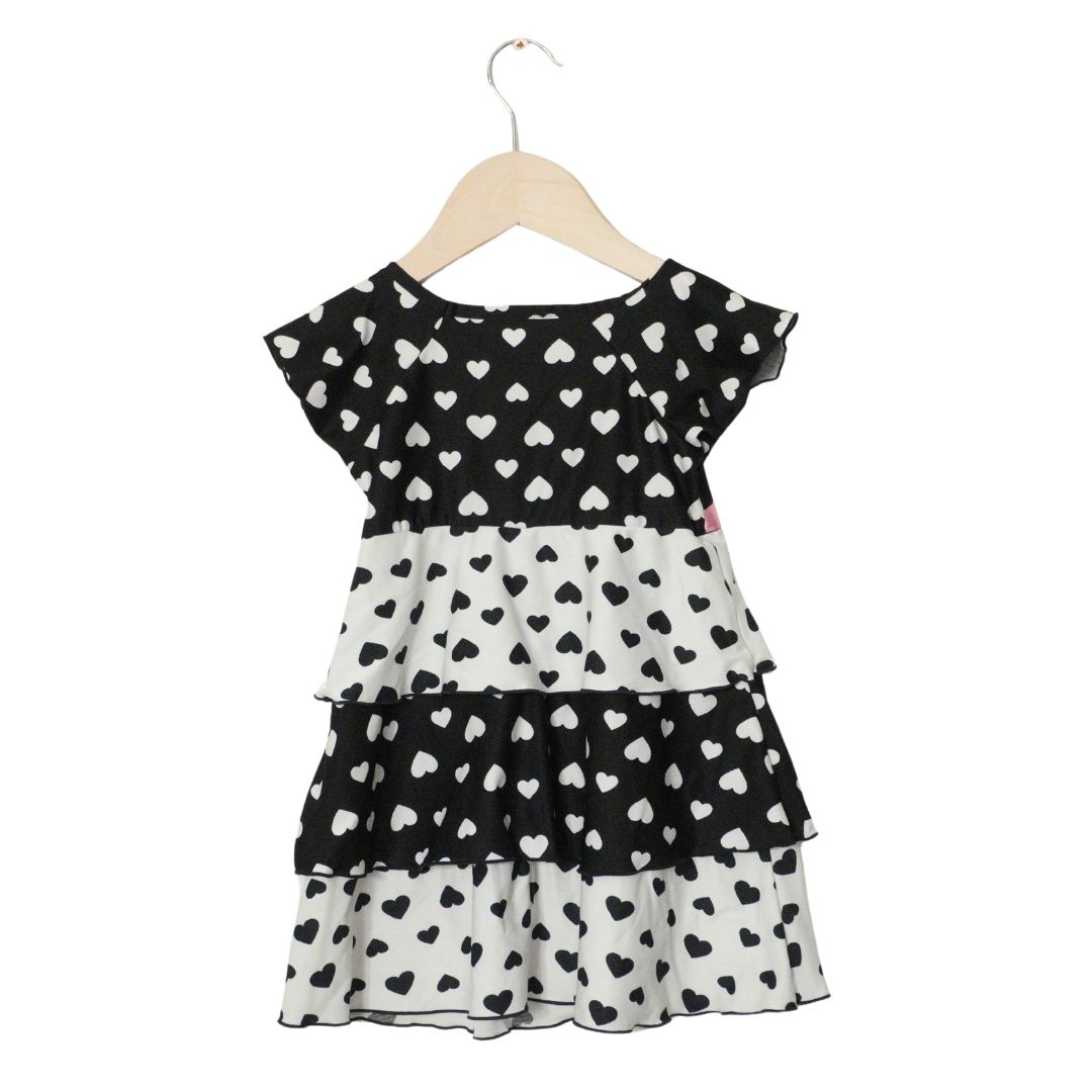 Vestido con estampado de corazones Youngland en blanco y negro, 3T