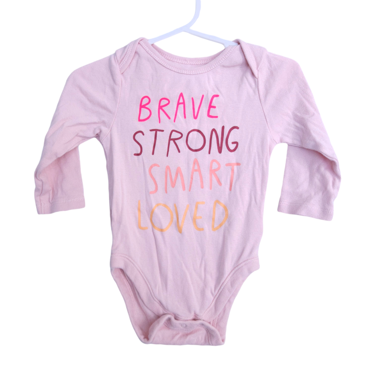 Body rosa de Old Navy con la frase "Brave, String, Smart, Loved" (Valiente, atrevido, inteligente, amado), talla 6-12 m