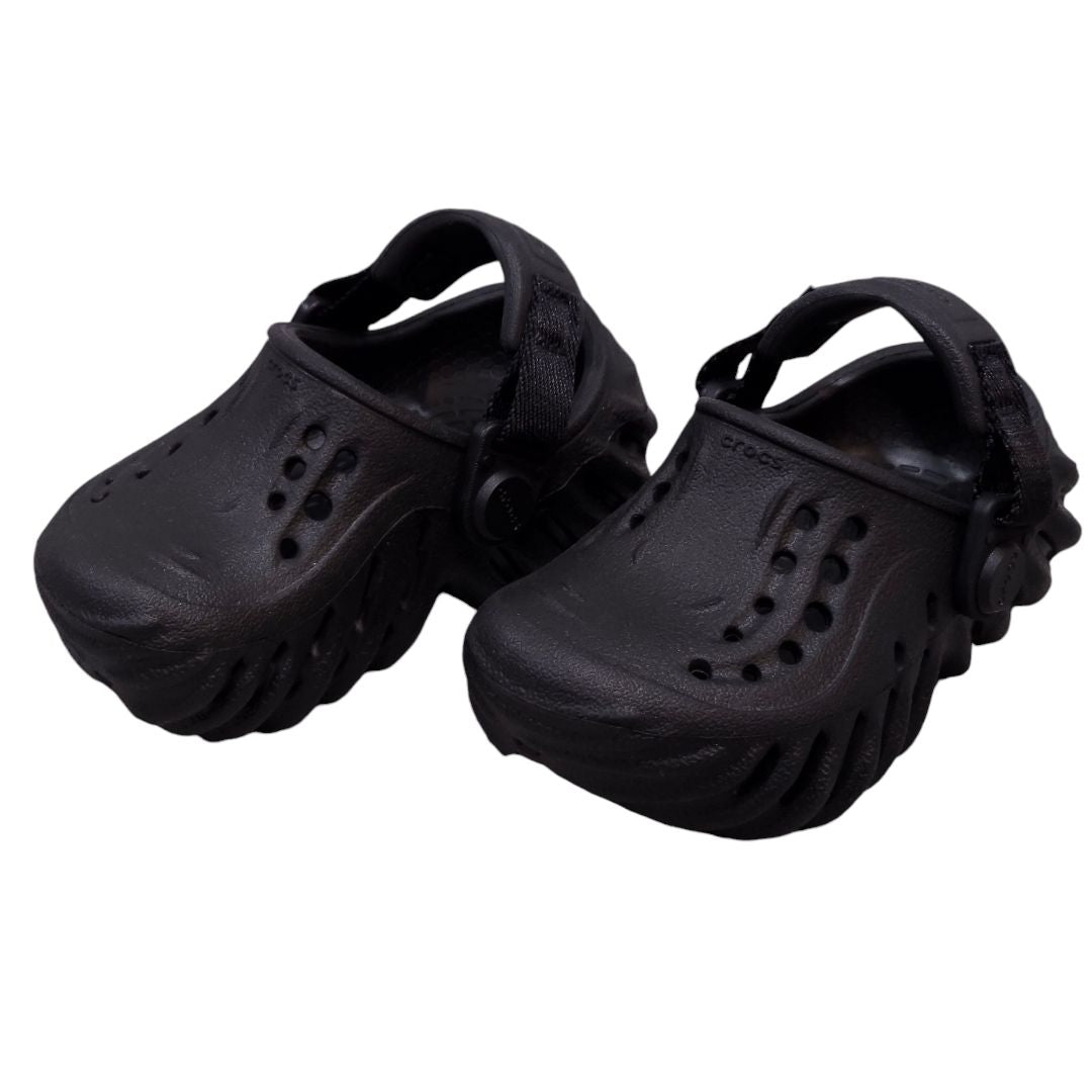 Crocs - Zueco Echo para niños pequeños, color negro, 4 unidades