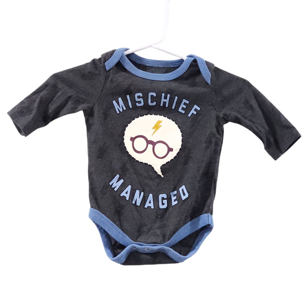 Body de manga larga gris con el mensaje "Mischief Managed" de Harry Potter para recién nacido