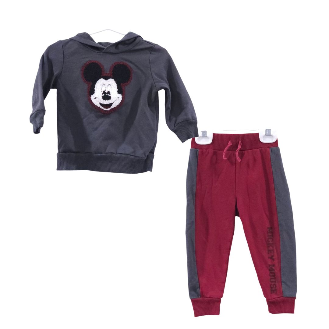 Disney Junior - Conjunto de sudadera con capucha y pantalón jogger de Mickey Mouse gris y rojo, 18 m